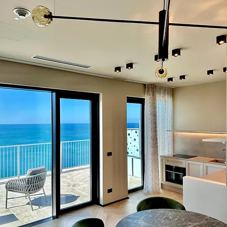 Maximilian 4* 的里雅斯特