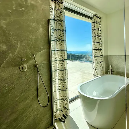 Maximilian מלון דירות 4*