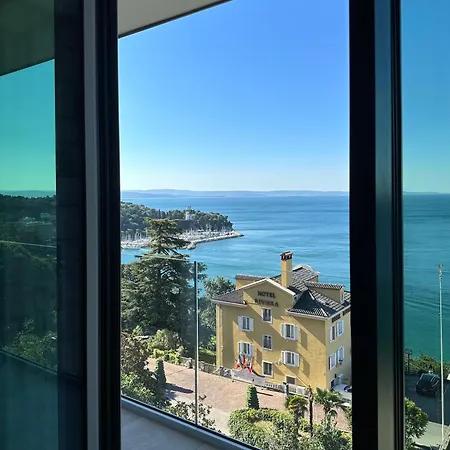 Maximilian מלון דירות 4*