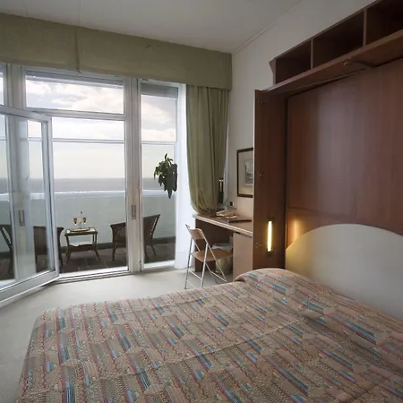 Maximilian 公寓式酒店